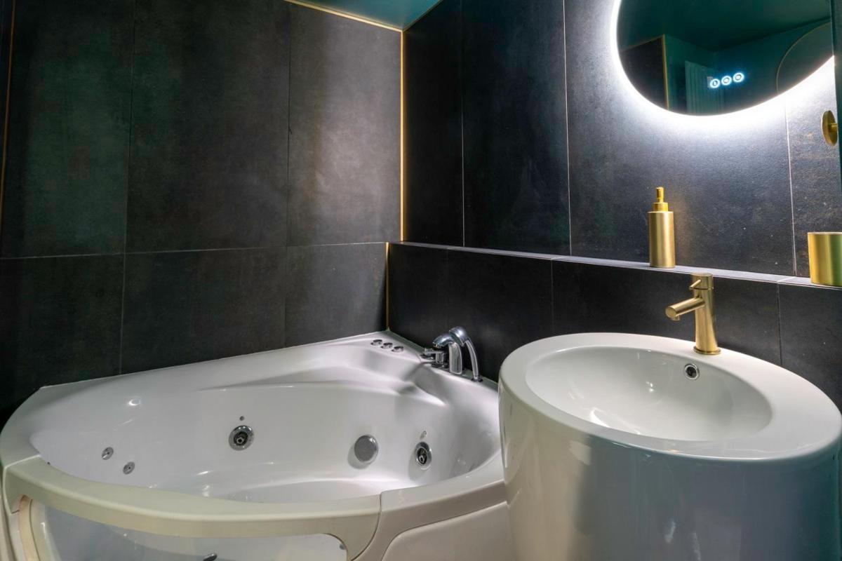 Le Beaulieu ~ ~ Balneo ~ Vin Petillant Apartment Nantes
